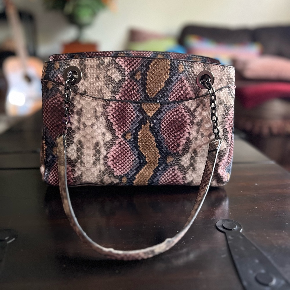 Chic Snakeskin Patterned Shoulder Bag - image 1